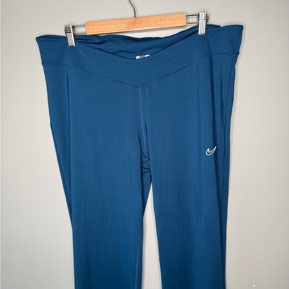 NWT Nike Mid Rise Flare Legging - Picture 4 of 13